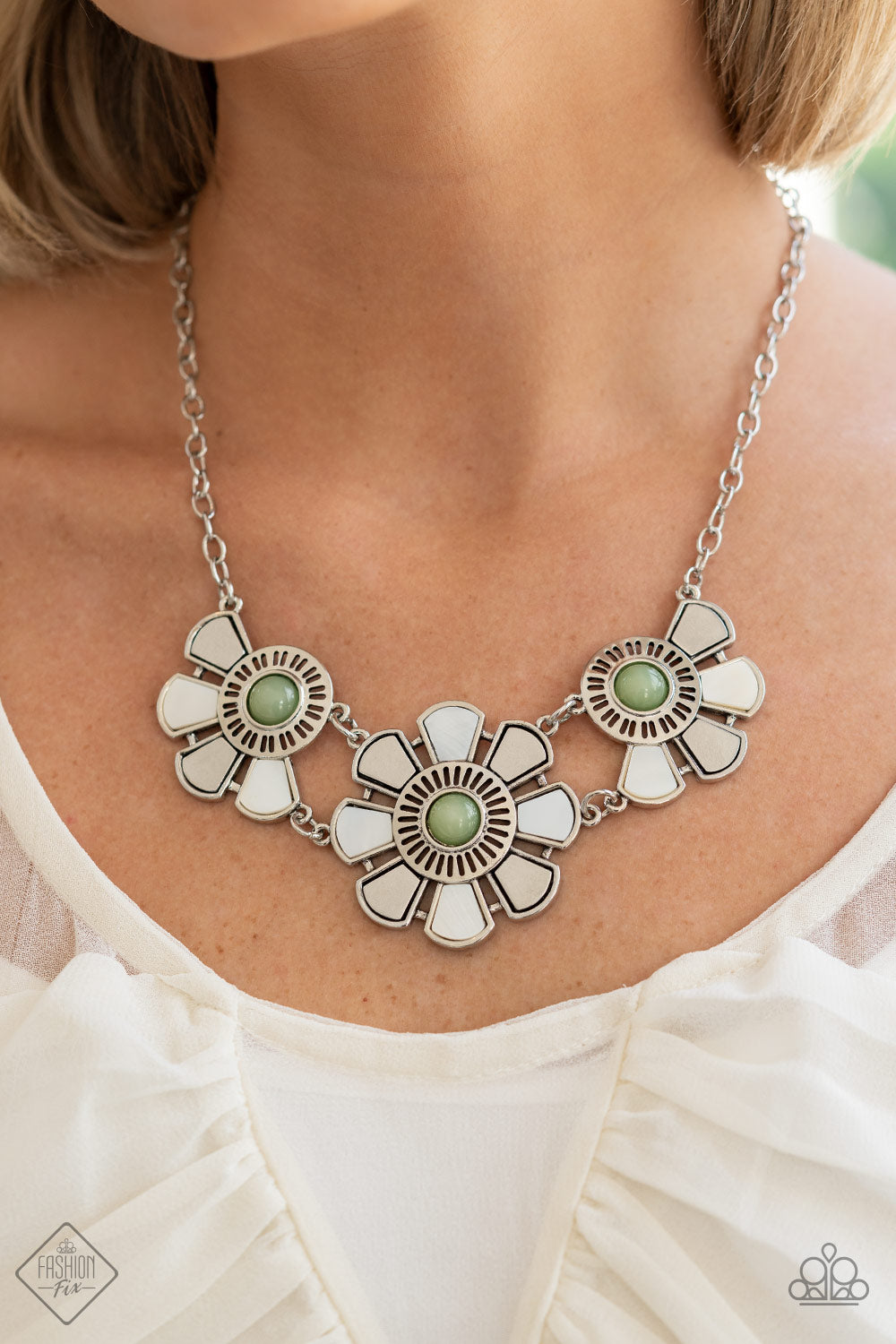 Green and deals silver necklace paparazzi